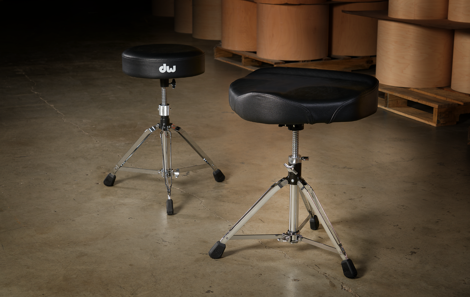 A round top and saddle-style DW throne.